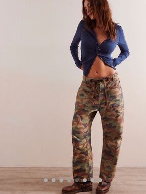 We The Free Moxie Pribted Low Slung Barrell. NWOT